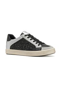 Sneaker nero e grigio con un pannello laterale testurizzato in glitter, dettagli in argento e lacci neri. Suola in gomma piatta con un bordo di colore chiaro.