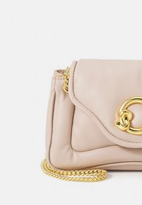 Coccinelle FLUFFY - Mala a tiracolo - rosette