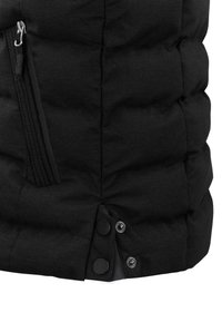 Schwarze Steppweste mit gep quilteter Textur, metallischem Reißverschluss und Druckknopfverschlüssen am unteren Ende. Weiches Material und schlankes Design.