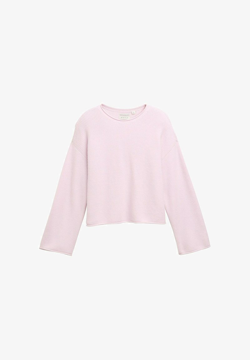 Pulover lung cu mânecă lungă, de culoare roz, cu guler rotund și lungime scurtă. Are mâneci largi și un material texturat.