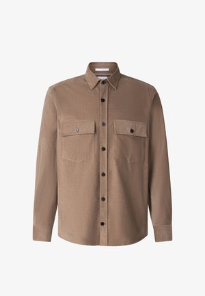 Męska brązowa koszula z długim rękawem, zapinana na guziki, z zaostrzonym kołnierzykiem i dwoma zapinanymi na guziki kieszeniami na piersi.