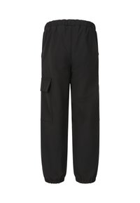 Zwarte cargobroek met een elastische tailleband, een zijzak en elastische boorden bij de enkels. Gemaakt van lichte stof, met een zachte textuur.
