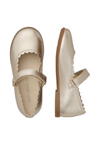 Scarpe Mary Jane in oro metallico con bordi ondulati, una sola cinturino con bottone e una suola piatta in gomma marrone. Texture in pelle liscia.