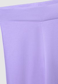 Top in tessuto viola con superficie liscia e design semplice. Presenta un'ampia scollatura e una vestibilità affusolata, adatto a varie occasioni.