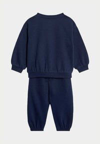 Granatowy dres bawełniany z okrągłym dekoltem, elastycznymi mankietami i paskiem w talii, ze zwężanymi spodniami, gładką fakturą i minimalistycznym wzornictwem.