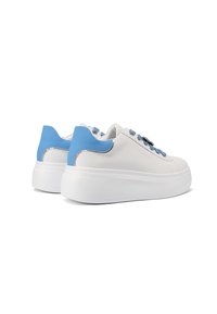 Sneakers in pelle bianca con accenti azzurri, dotati di suola bianca spessa, retro testurizzato e lacci decorativi blu.