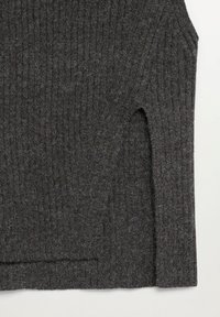 Tissu de pull en maille côtelée gris foncé avec une texture visible et des fibres douces et duveteuses, montrant une partie de la manche et de la couture du corps.