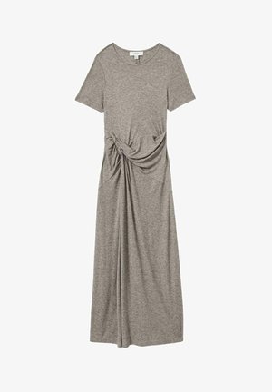 Siva majica haljina izrađena od mekanog, rastezljivog materijala. Ima kratke rukave, okrugli izrez i čvorasti detalj sa strane.