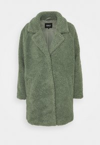 Grön, fluffig kappa gjord av texturerad tyg, med krage och öppen framsidan, med sänkta axlar och medellånga ärmar.