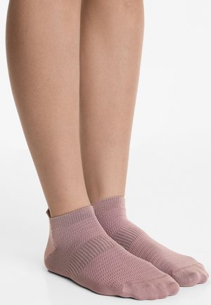 Rosa Knöchelsocken aus strukturiertem Stoff mit gerippten Bündchen, die ein atmungsaktives Design und eine glatte Zehennaht für zusätzlichen Komfort bieten.
