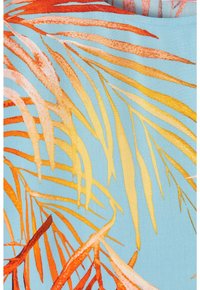 Tissu bleu avec un motif abstrait de longues feuilles de palmier courbées dans des nuances d'orange, jaune et rouge.