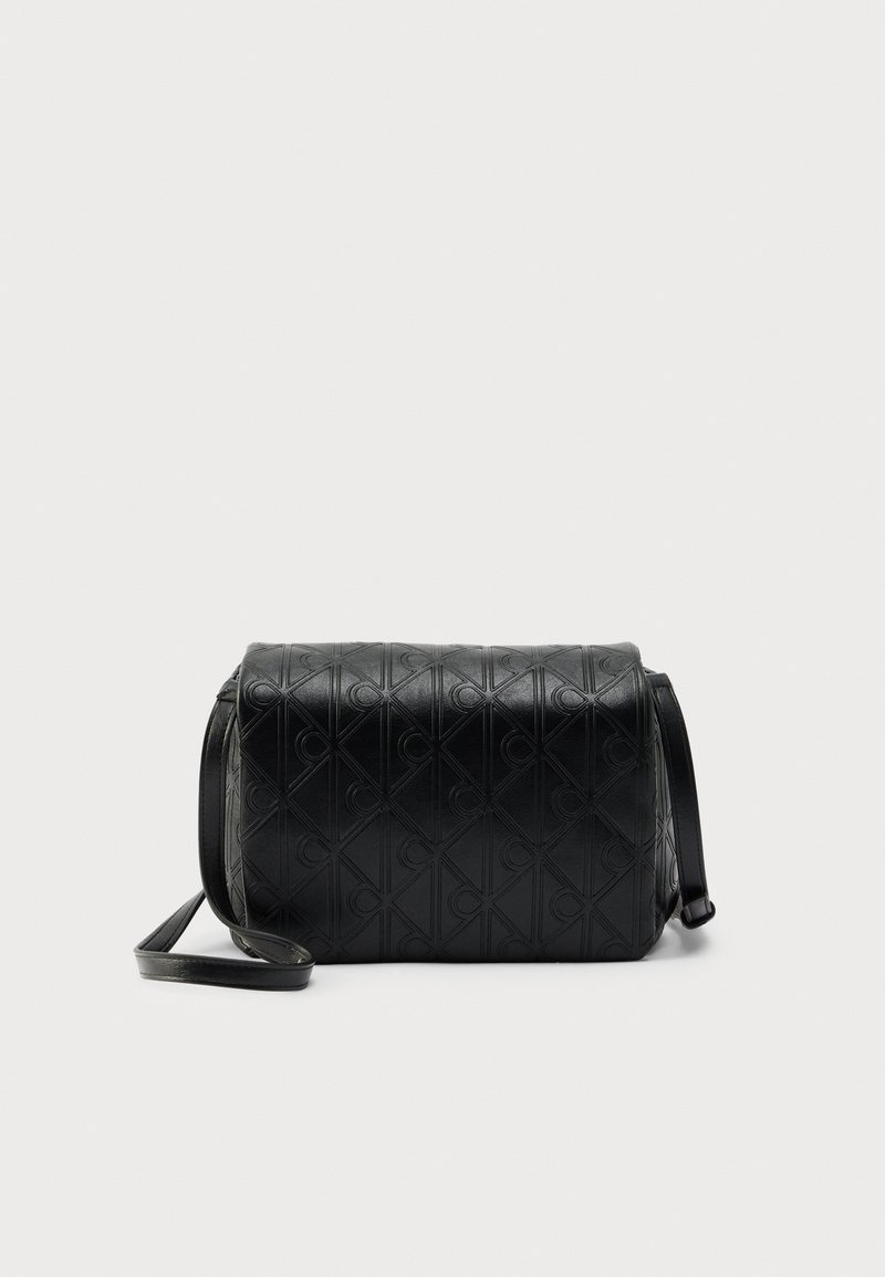 Fekete bőr oldaltáska, amely steppelt mintával, kiemelkedő gyémánt alakú díszítéssel és vékony állítható pánttal rendelkezik.