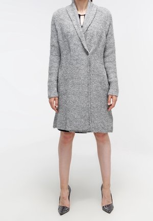 Grå uldblandet lang cardigan med sjalskrave, frontlukning med knapper og tekstureret overflade, der når midt på låret.