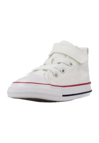 Scarpa alta in tela bianca con strap in velcro, lacci bianchi, dettagli rossi e blu navy, e punta in gomma. Suola testurizzata per una migliore aderenza.