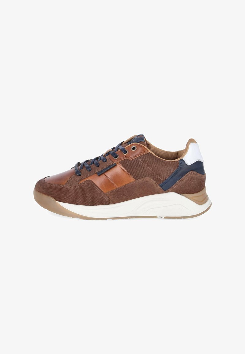 Zapatilla casual marrón y beige con cordones azul oscuro, parche blanco en el talón y suela de goma blanca, vista desde el lado exterior.