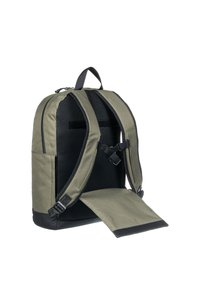 Zaino in nylon verde con retro in rete nera, forma strutturata, spallacci regolabili e chiusura a patta. Presenta un design bicolore.