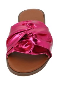 Fuchsia slipper sandaal met een geknoopte glanzende synthetische bovenkant en een bruine textuur inlegzool met een afgeronde vorm.