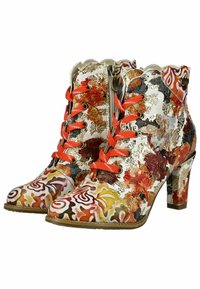 Botas de tobillo coloridas con una mezcla de plateado metálico y vibrantes patrones florales, con cordones naranjas y un tacón moderado.