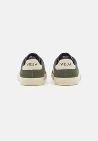 Veja CAMPO BOLD - Sportcipő - mud/pierre