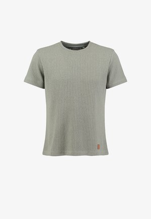 Hellgraues, kurzärmeliges, geripptes Strick-T-Shirt mit Rundhalsausschnitt und kleinem rechteckigem braunem Logotag neben dem Saum auf weißem Hintergrund.