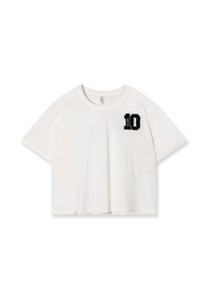 Witte korte cropped t-shirt van katoen, met een zwart geborduurd nummer "10" op de linkerkant van de borst. Korte mouwen en ronde halslijn.