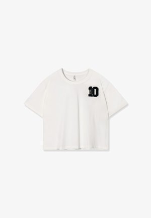 Witte korte cropped t-shirt van katoen, met een zwart geborduurd nummer "10" op de linkerkant van de borst. Korte mouwen en ronde halslijn.