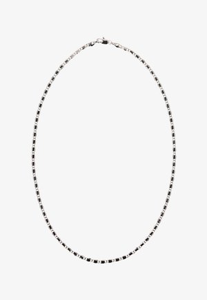 Colier cu lanț argintiu compus din zale dreptunghiulare, lustruite și interconectate, prevăzut cu închizătoare tip carabină.