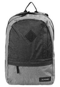 Grau-schwarzer Stoff-Rucksack mit Diamant-Patch und Logo. Verfügt über verstellbare Träger, einen oberen Griff und eine mit Reißverschluss verschließbare Fronttasche.
