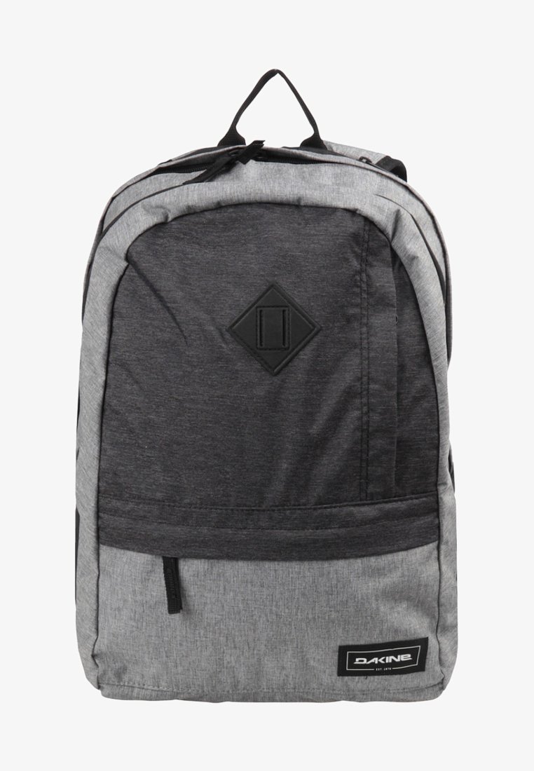 Grau-schwarzer Stoff-Rucksack mit Diamant-Patch und Logo. Verfügt über verstellbare Träger, einen oberen Griff und eine mit Reißverschluss verschließbare Fronttasche.