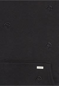 Schwarzer Sweatshirt mit gesticktem Design und Kängurutasche. Strukturierter Stoff mit subtiler Glanz; Logotag am unteren Saum.