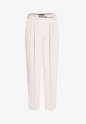 Pantalon taille haute couleur beige clair avec des plis, doté d'une ceinture avec boucle argentée et d'une coupe ajustée. Tissu lisse avec une légère brillance.