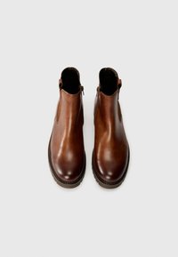 Bottines en cuir marron avec une finition lisse, des panneaux latéraux élastiques et un design à bout rond. Caractérisées par une semelle texturée pour une meilleure adhérence.