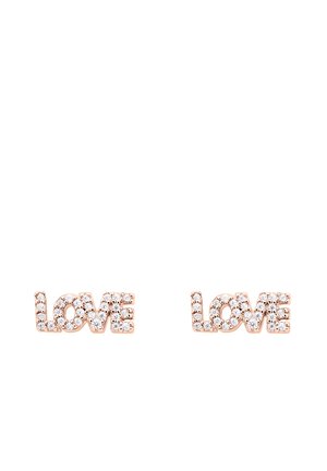 Paire de boucles d'oreilles clous dorées formant le mot « LOVE » avec des ornements de strass clairs sur chaque lettre.