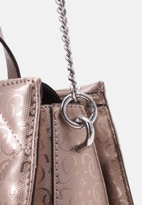Kovová kabelka v růžovém zlatě s texturovaným povrchem, charakteristickým vzorem a stříbrným řetízkovým páskem s kruhovým kováním.