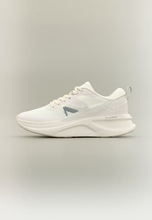 Pantof sport modern alb cu talpă groasă, design cu șireturi, buclă de prindere pe călcâi și logo gri pe lateral.