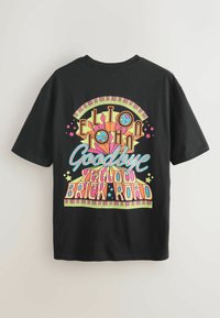 Schwarzes Baumwoll-T-Shirt mit farbenfrohem grafischem Text "Goodbye Yellow Brick Road" sowie Sternen und Klaviertasten auf der Rückseite.
