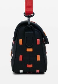 Schwarze Lederhandtasche mit bunten gewebten Akzenten in Orange, Pink und Weiß. Verfügt über einen roten Tragegurt und einen schwarzen Metallverschluss. Rechteckige Form.