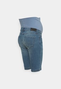 Modré deninové šortky s měkkým elastickým pasem, vybavené zadními kapsami a středně dlouhým střihem. Čisté provedení s mírným vyblednutím.