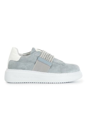 Grå ruskinds-sneakers med hvide detaljer, et struktureret elastisk bånd med sølvdetaljer og en tyk hvid sål.
