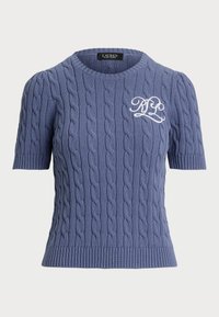 Pull bleu à manches courtes avec un design en maille torsadée, un col et un ourlet côtelés, et des initiales brodées en blanc sur la poitrine gauche.