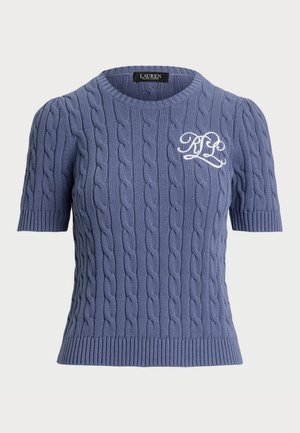 Blauer Kurzarmpullover mit Kabelstrickmuster, geripptem Kragen und Saum sowie gestickten Initialen in Weiß auf der linken Brust.