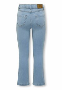 Lichtblauwe denim jeans met een uitlopende snit, voorzien van twee achterzakken en een bruine leren patch op de tailleband. Gladde textuur.