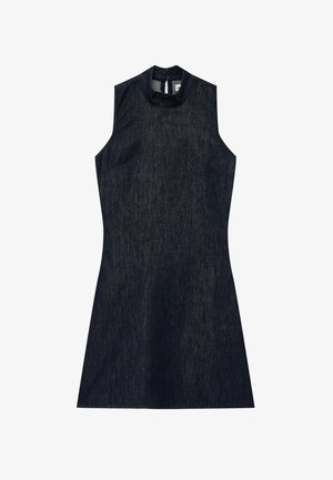 Robe en denim foncé sans manches avec un col montant et une jupe trapèze, avec une fermeture à boutons dans le dos.
