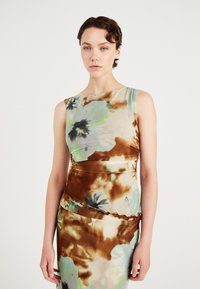 Kjole med blomstermønster som har ermeløs design, myk stoff og en blanding av grønne, blå og brune farger med ruched detaljer.