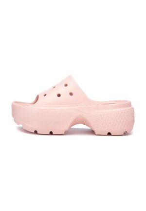 Zuecos de color rosa claro hechos de material sintético, con agujeros de ventilación, diseño con parte trasera abierta y una suela de goma texturizada con patrones en relieve.