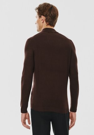Brązowy, slim-fit sweter z długim rękawem z prążkowanymi mankietami i dołem, teksturowana dzianina, kołnierzyk i prosta sylwetka z tyłu.