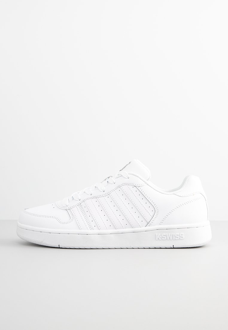 Bílé sportovní boty s perforovanými detaily, plochými tkaničkami, zaoblenou špičkou a polstrovanou podrážkou. Na boku je logo K-Swiss.