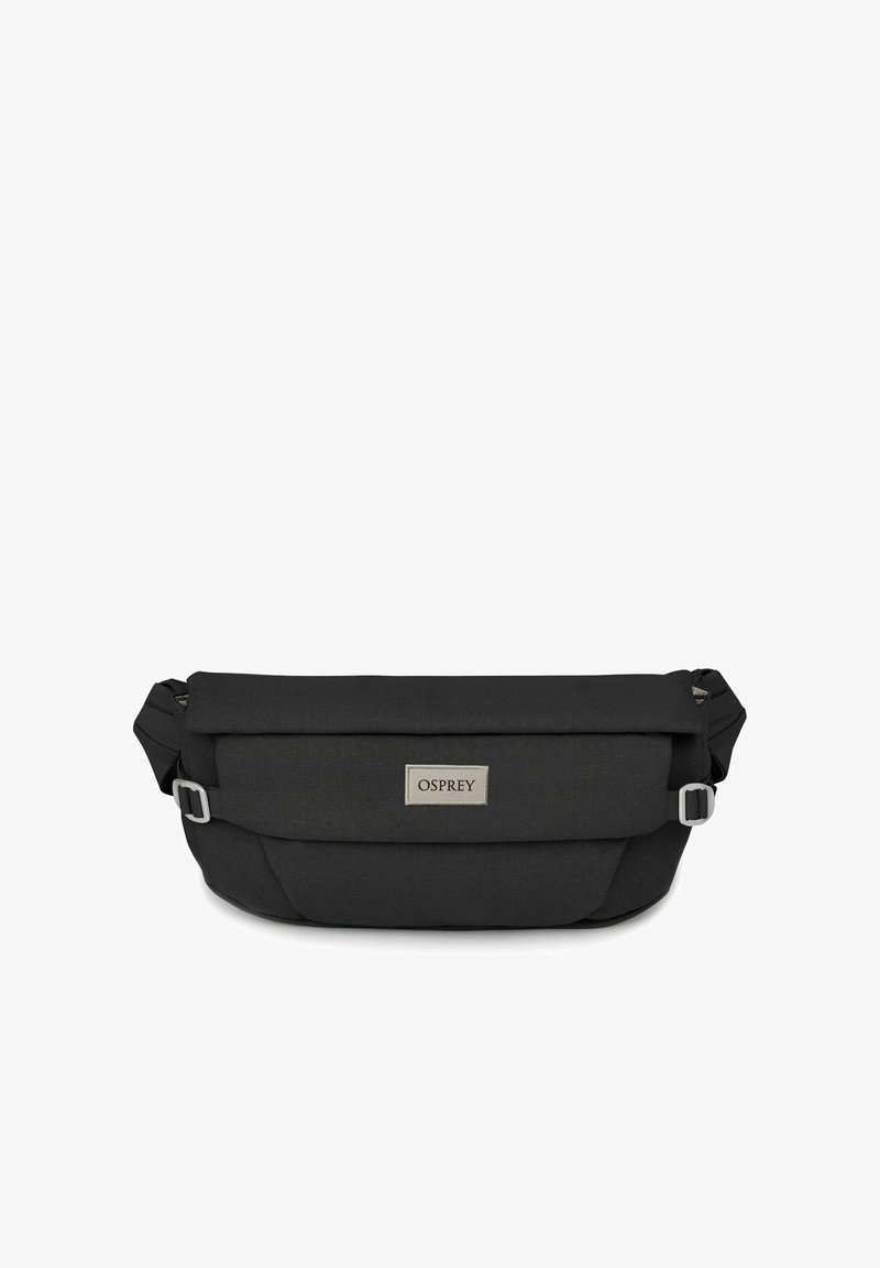 Borsa a spalla in tessuto nero con chiusura a pieghetta, hardware argentato e una placca logo stampata. Presenta una tracolla regolabile e un design minimalista.