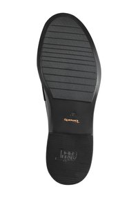 Svart gummisåle med rillet tekstur og logo. Flat design; har en glatt del nær hælen og en mønstrete grepflate.