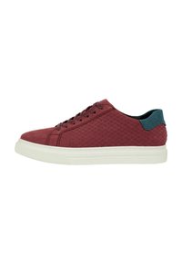 Rode suède sneakers met een gestructureerde bovenkant, witte rubberen zool en teal accenten op de hiel. Voorzien van traditionele veters voor het vastmaken.